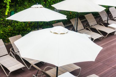 Şemsiye ve Yüzme Havuzu etrafında sandalye