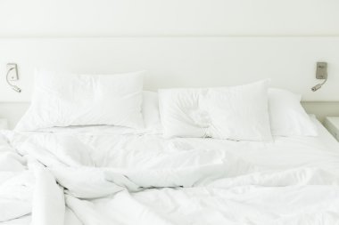 Buruşuk yatakta beyaz yastık