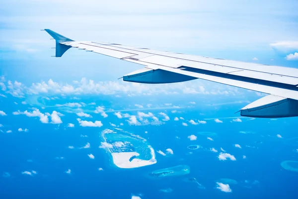 AIrplane wing with beautiful maldives — Stock Photo, Image