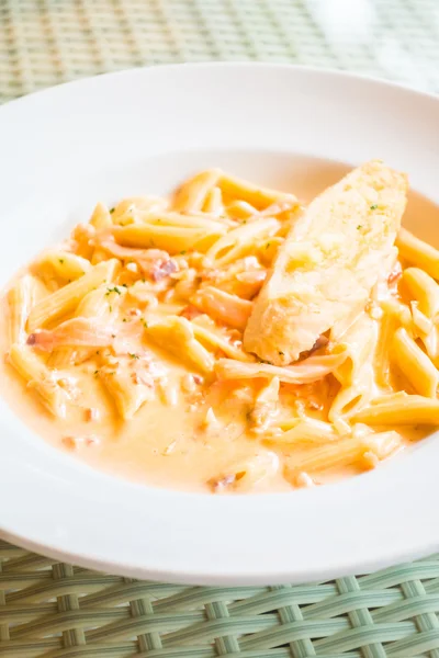 Pasta Carbonara en plato blanco — Foto de Stock