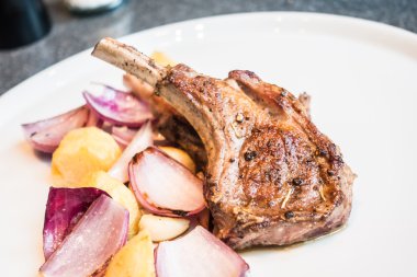 Izgara kuzu raf biftek