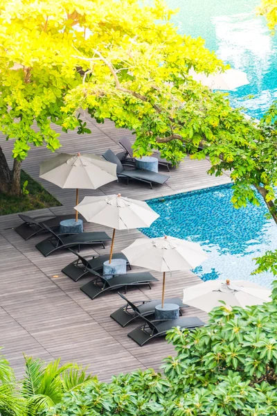 Ombrellone e sedia intorno alla piscina — Foto Stock