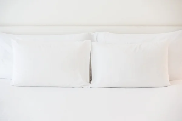 Travesseiro branco na cama — Fotografia de Stock