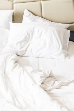 buruşuk yatak beyaz dağınık yastık ile 