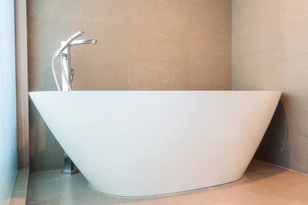 Белая роскошная ванная — стоковое фото