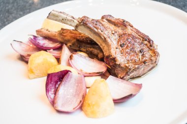 Izgara kuzu raf biftek