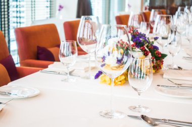 Tablo ayarı ile Şarap kadehi