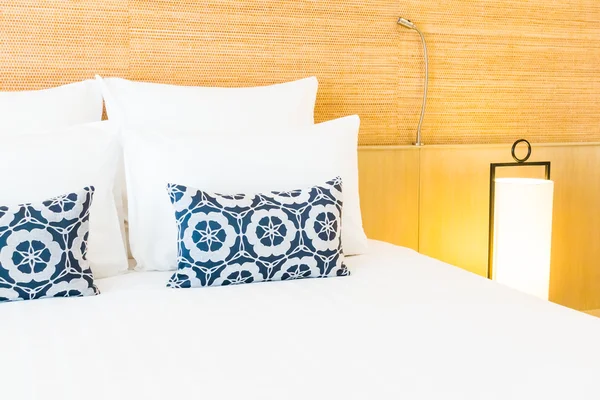 아름 다운 화이트 베개 — 스톡 사진