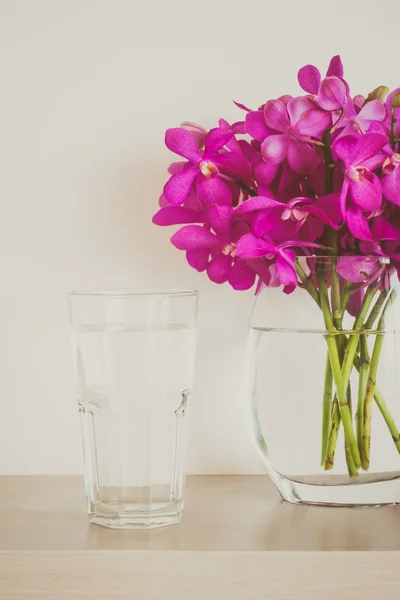 Bicchiere d'acqua con fiore di orchidea — Foto Stock