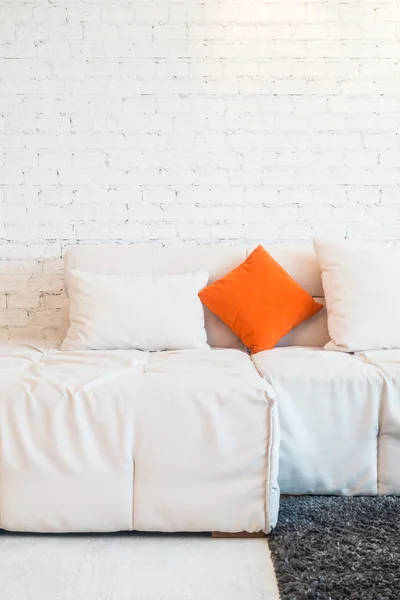 Almohada en la decoración del sofá — Foto de Stock