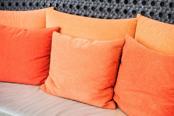 Подушка на дивані прикраса — стокове фото