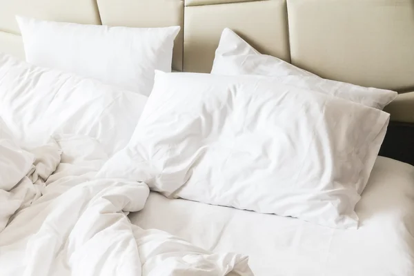 Cama enrugada com travesseiro bagunçado branco — Fotografia de Stock
