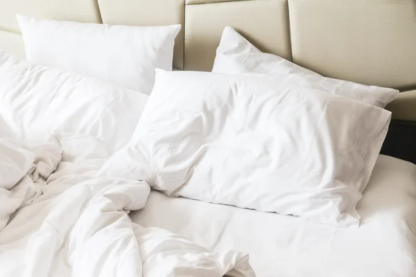 Cama arrugada con almohada blanca desordenada —  Fotos de Stock