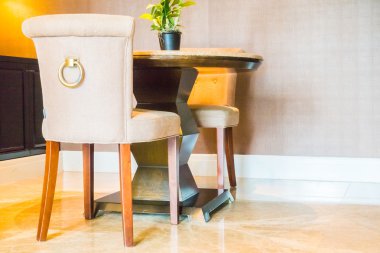 Boş masa ve sandalye