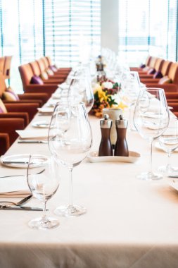 Tablo ayarı ile Şarap kadehi