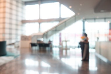 Otel lobisinde bulanıklık