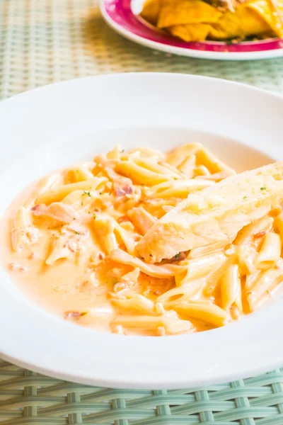 Carbonara pasta in witte plaat — Stockfoto