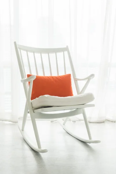 Cadeira de balanço com travesseiro — Fotografia de Stock