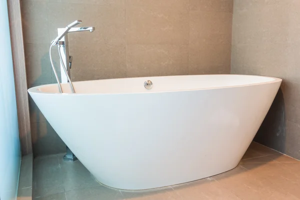 Vasca da bagno bianca lusso — Foto Stock