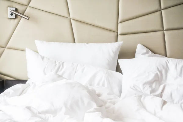 Смятая кровать с белой грязной подушкой — стоковое фото