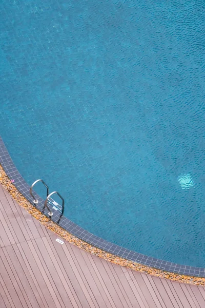 Escalera alrededor de la piscina — Foto de Stock