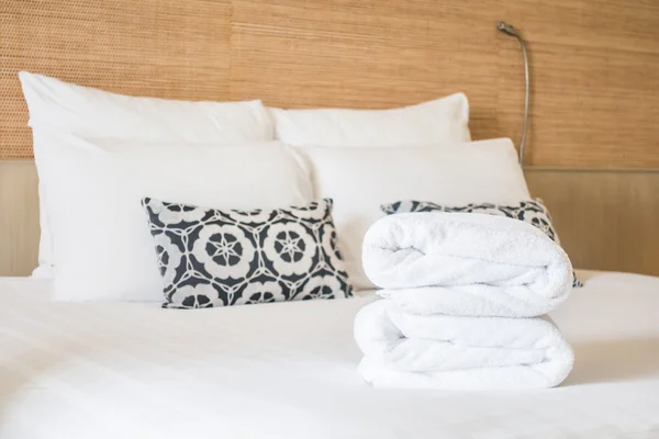 Badhanddoek op bed — Stockfoto
