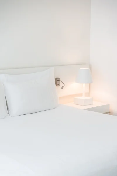 Almohada blanca en la cama — Foto de Stock