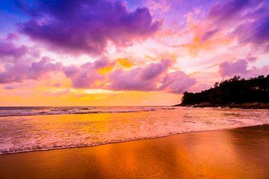 Sahilde gün batımı