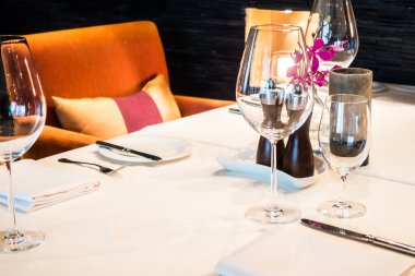 Tablo ayarı ile Şarap kadehi