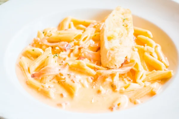 Pasta Carbonara en plato blanco — Foto de Stock