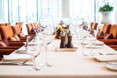 Tablo ayarı ile Şarap kadehi