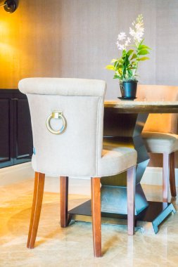 Boş masa ve sandalye