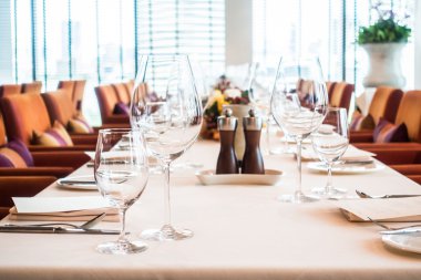 Tablo ayarı ile Şarap kadehi