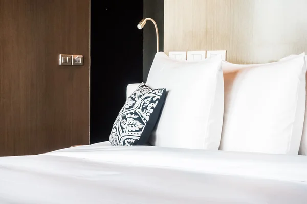 침대 훈장에 아름 다운 베개 — 스톡 사진