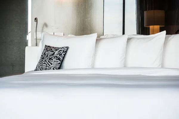 Mooi kussen op het bed decoratie — Stockfoto