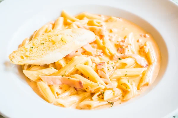 Pasta Carbonara en plato blanco — Foto de Stock