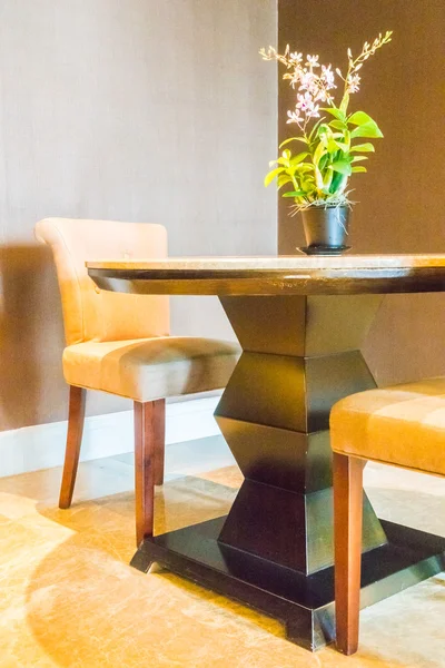 Boş masa ve sandalye