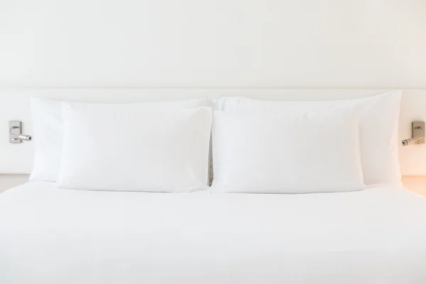 Cuscino bianco sul letto — Foto Stock