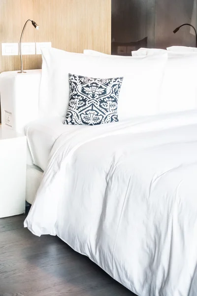 Hermosa almohada en la decoración de la cama — Foto de Stock