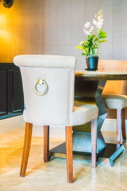 Boş masa ve sandalye