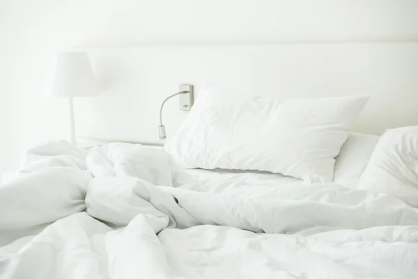 Διακόσμηση rumpled κρεβάτι — Φωτογραφία Αρχείου