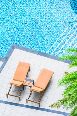 Yüzme Havuzu etrafında şemsiye sandalye