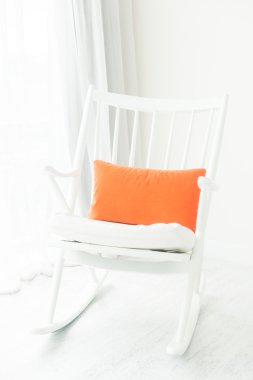 Sallanan sandalye yastık ile