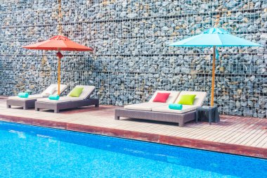 Şemsiye ve Yüzme Havuzu etrafında sandalye