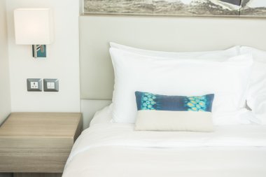 Yatakta güzel yastık