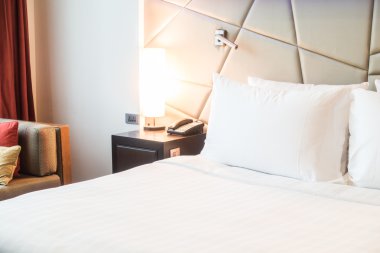 Yatakta güzel yastık