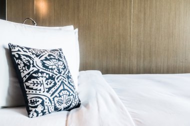 Yatakta güzel yastık