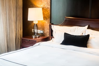 Yatakta güzel yastık