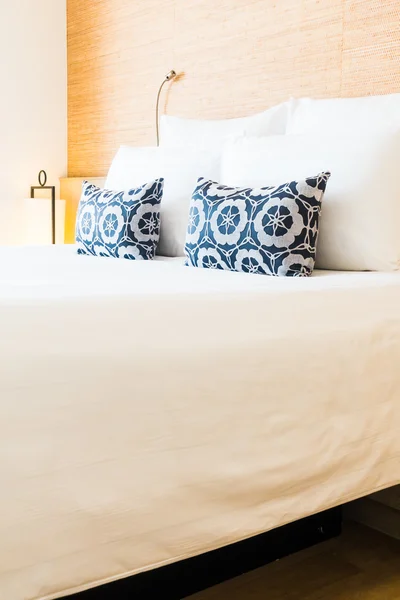 아름 다운 화이트 베개 — 스톡 사진