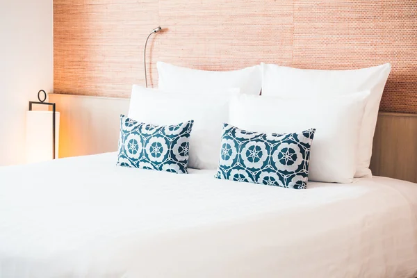 Mooie hoofdkussen op bed — Stockfoto